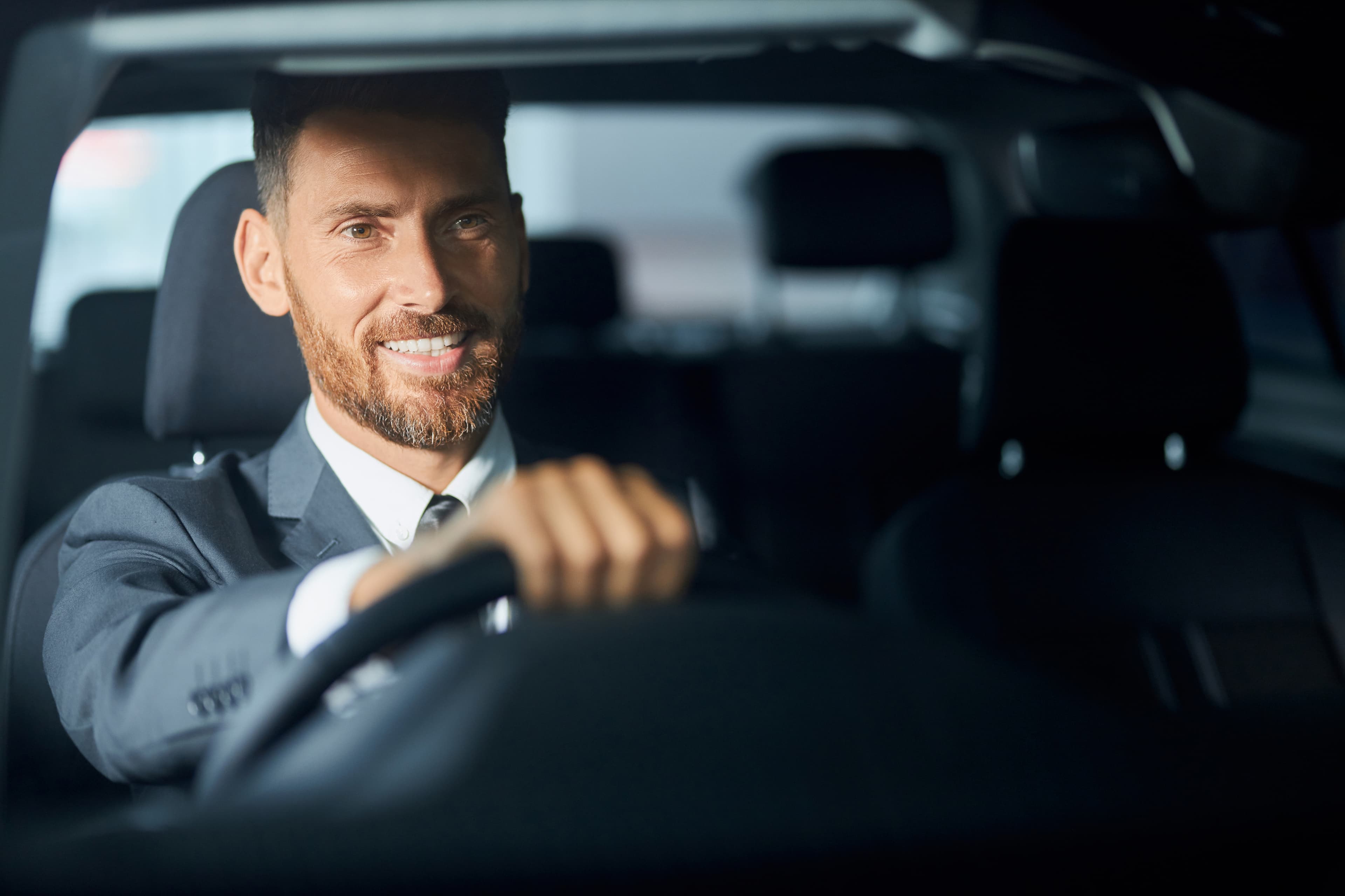 Chauffeur professionnel axé sur la carrière