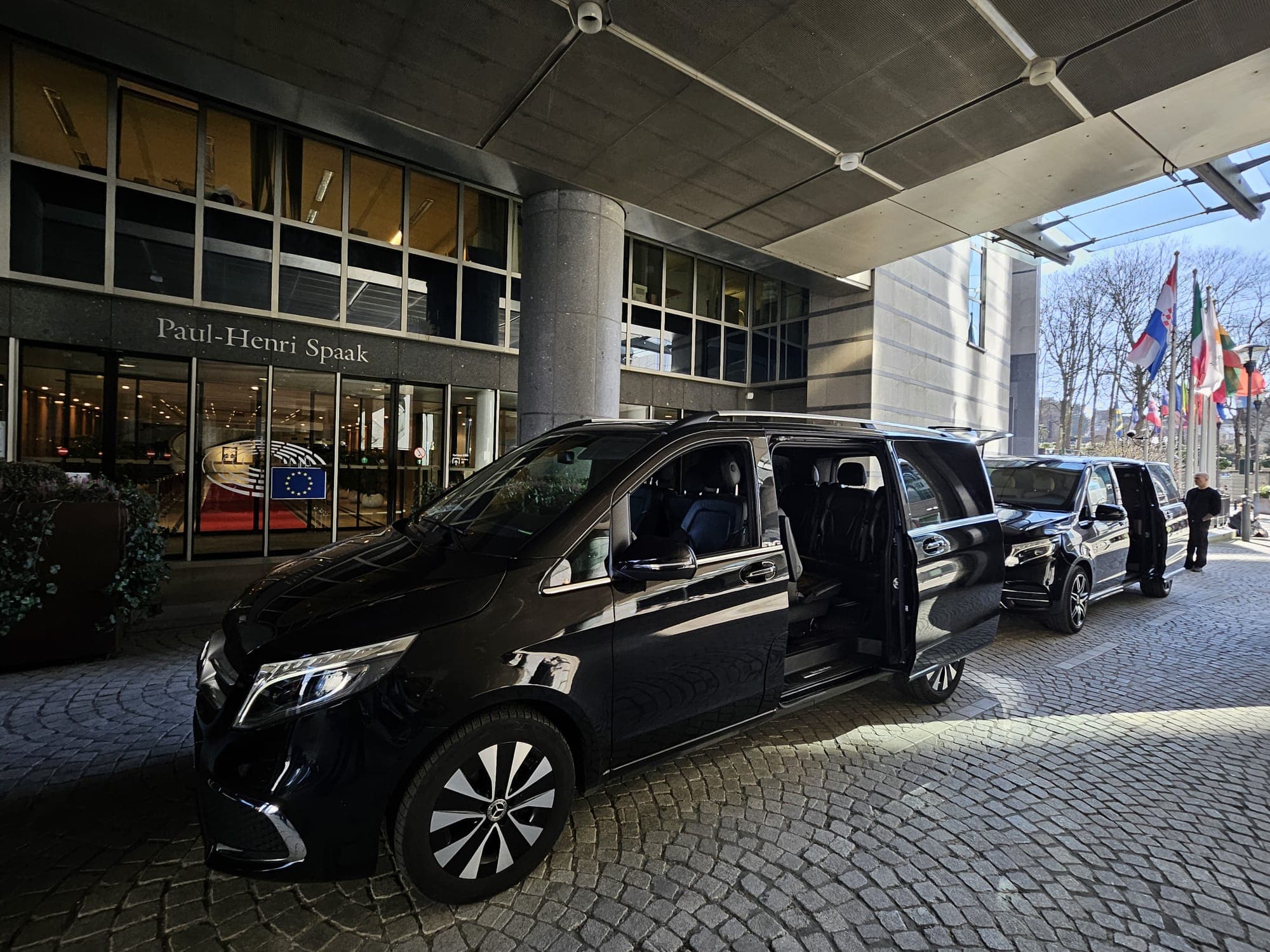 Chauffeur professionnel et van Mercedes-Benz pour le transport d'équipages aériens à Brussels Airport Zaventem
