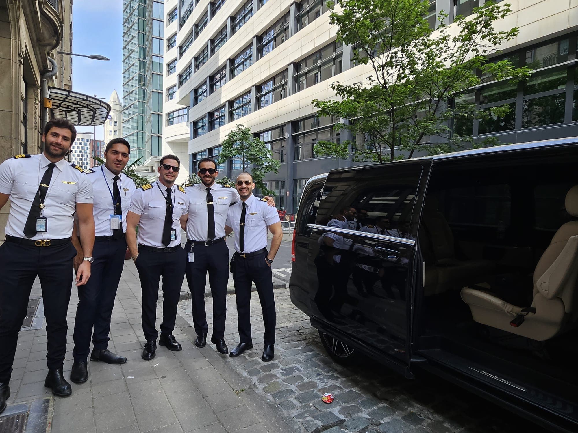Équipage de vol devant un van Mercedes V-Class de luxe