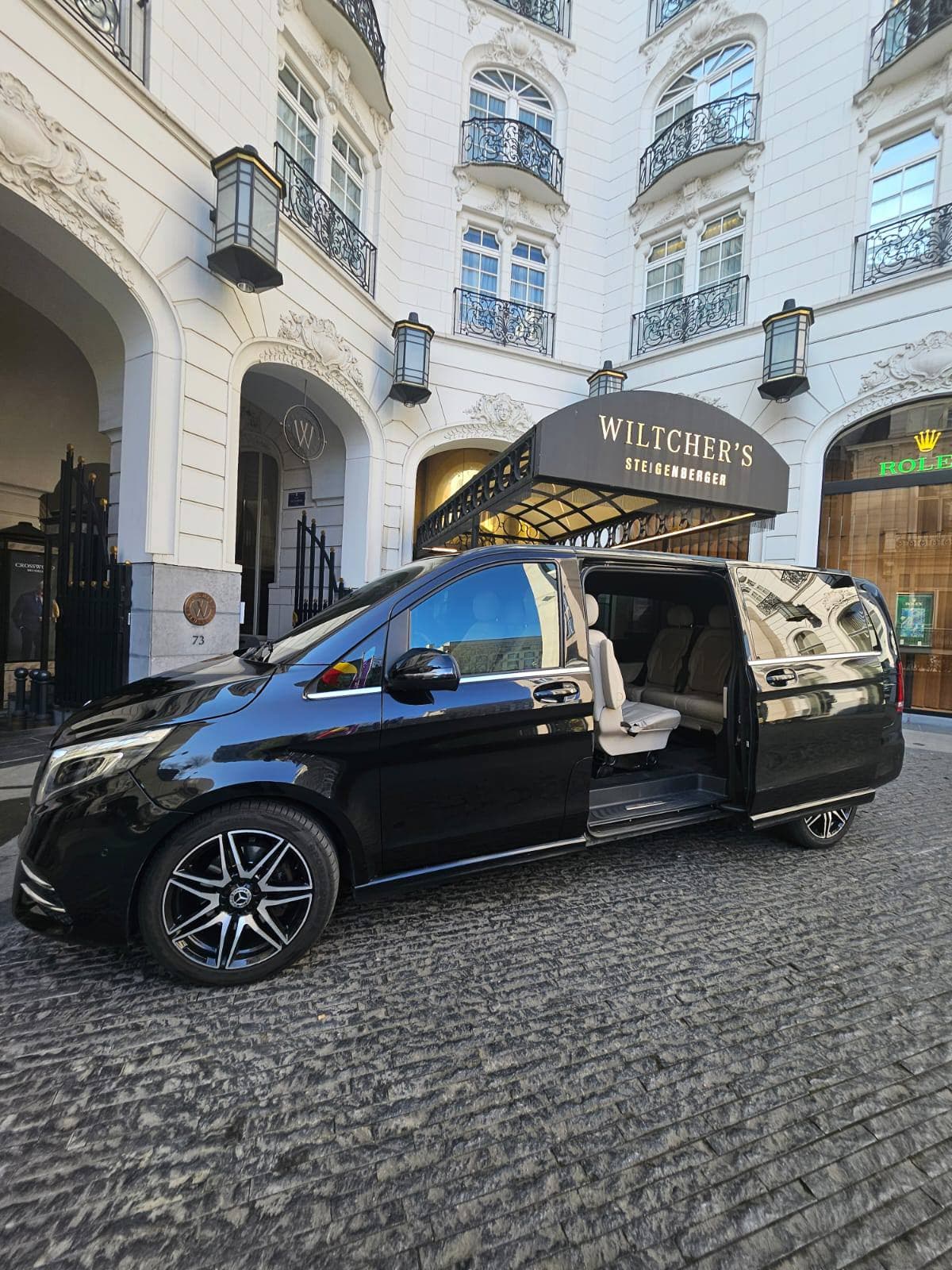 Chauffeur professionnel et berline exécutive Mercedes-Benz pour le transport d'entreprise à Bruxelles