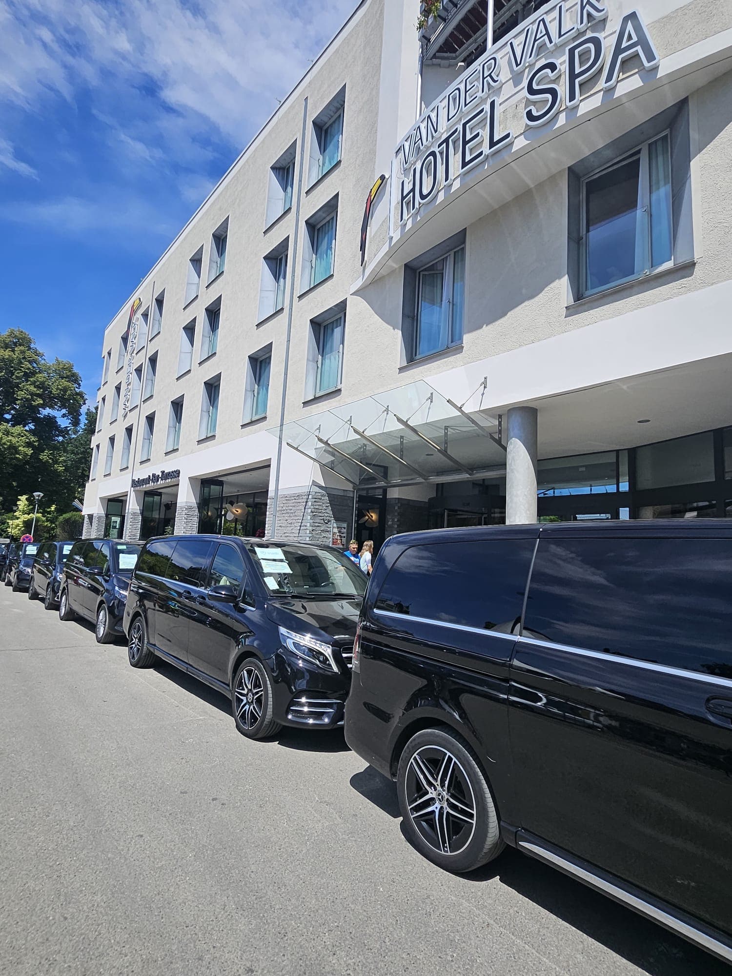 Flotte de Mercedes Classe V de luxe devant un hôtel pour transferts diplomatiques